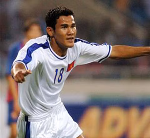 Tuy nhiên sau đó, Phan Thanh Bình không giữ được phong độ. Dần dà người ta chỉ còn nhớ chàng tiền đạo này vì anh có cô vợ đẹp và đứa con gái xinh xắn.