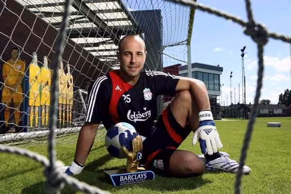 Tháng 5/2007, cựu thủ môn của Liverpool là Pepe Reina đã bị đạo chích hỏi thăm. Chiếc Porsche Cayenne và một ít đồ quý giá của thủ thành này đã bị chúng cuỗm sạch.