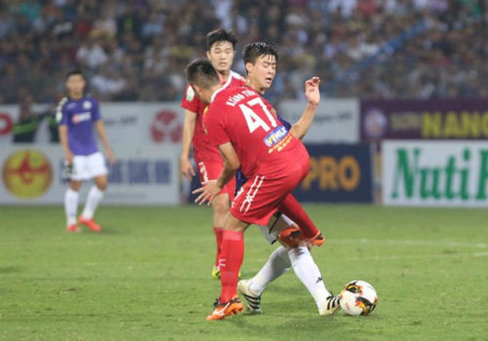 Ngay pha bóng đá Tăng Tiến đã phải nhận án phạt từ chính CLB HAGL và kèm thêm án phạt của LĐBĐ Việt Nam (VFF).