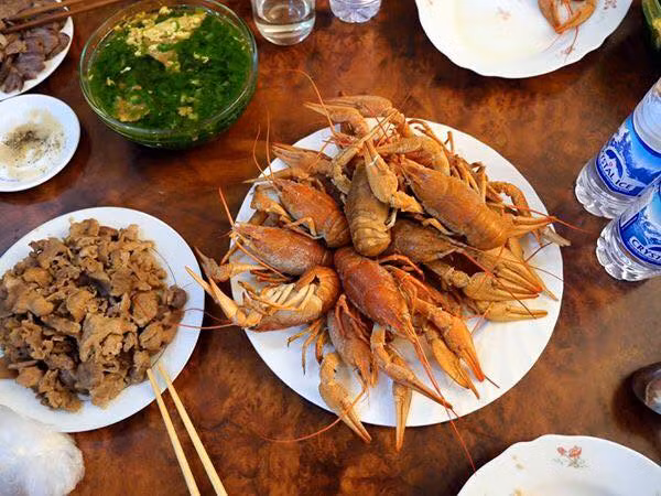 Bên cạnh những món truyền thống dân tộc, các cầu thủ ĐT Việt Nam cũng được chiêu đãi món tôm vô cùng bổ dưỡng.