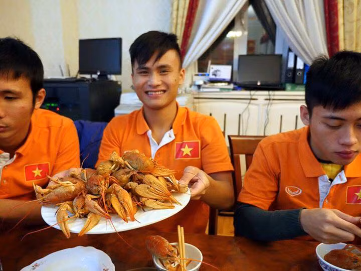 Bữa ăn này khiến các cầu thủ ĐT Futsal Việt Nam với đi nỗi nhớ nhà để quyết tâm trong trận đấu quan trọng diễn ra với ĐT Iran vào 21h00 ngày 19/2.