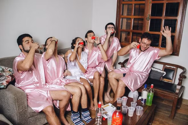 Trước khi lên xe hoa, "chị em" mình cần phải có một bữa tiệc chia tay độc thân thật vui vẻ.