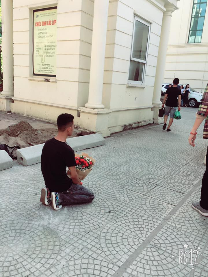 Sau hai tiếng quỳ gối ròng rã vẫn không gặp được người mình chờ đợi, anh chàng này đã bỏ cuộc, quăng bỏ hoa và bỏ về. Điều đáng chú ý hơn đó là nhân vật chính được mọi người trông ngóng vẫn tuyệt nhiên không xuất hiện.