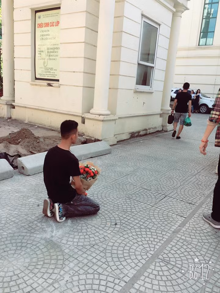 Sau hai tiếng quỳ gối ròng rã vẫn không gặp được người mình chờ đợi, anh chàng này đã bỏ cuộc, quăng bỏ hoa và bỏ về. Điều đáng chú ý hơn đó là nhân vật chính được mọi người trông ngóng vẫn tuyệt nhiên không xuất hiện.