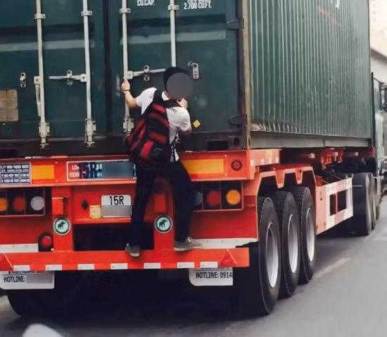 Dù chưa rõ thực hư tại sao 4 chàng trai này lại đu mình trên chiếc xe container đang lưu thông trên đường nhưng hành động này thực sự gây nguy hiểm cho bản thân họ và cả những người đang tham gia giao thông xung quanh.