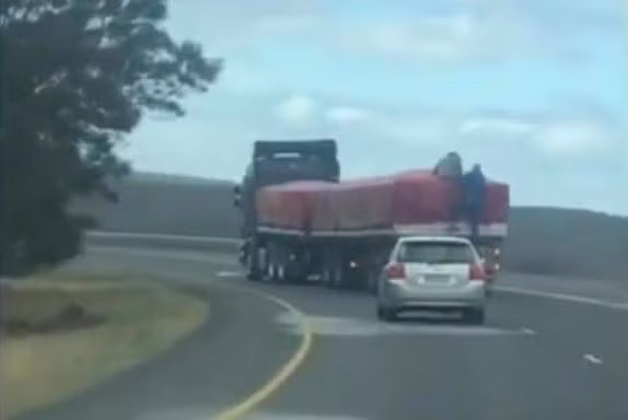 Đoạn clip ngay sau khi được đăng tải đã ngay lập tức khiến CĐM chú ý và để lại nhiều bình luận. Đa phần đều cho rằng, hành động của nhóm 4 thanh niên trên rất nguy hiểm và cần phải chấm dứt ngay.