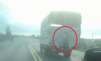 Trước đó, không ít lần các dân mạng đã "đứng hình" với những clip đu bám theo xe container của một số bạn trẻ.