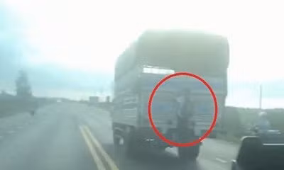 Trước đó, không ít lần các dân mạng đã "đứng hình" với những clip đu bám theo xe container của một số bạn trẻ.