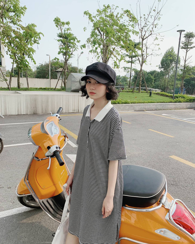 Nhiều người nhận xét mọi đường nét trên khuôn mặt nữ sinh trông giống với diễn viên Hạ Vi. Đồng thời cư dân mạng còn soi ra được cô nàng rất được các anh chàng phó nháy săn đón nhờ lợi thế ăn hình, tạo dáng cực sành.