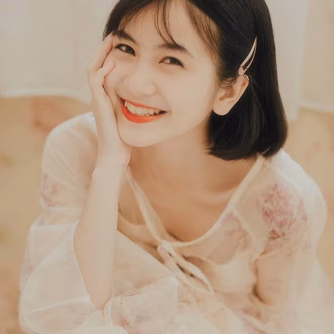 Mặc dù học trường Y nhưng Phương Anh không xây dựng hình ảnh theo kiểu "mọt sách" mà chỉ thấy một hình tượng năng động, tự tin, trẻ trung.