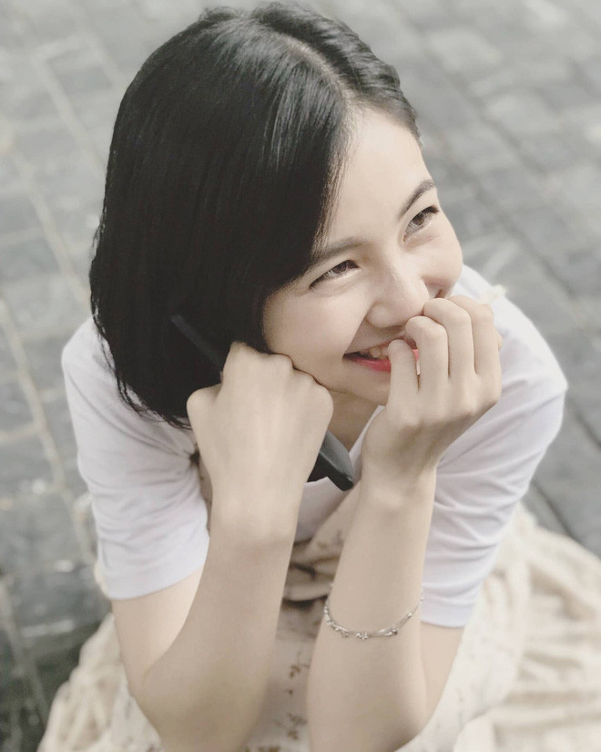 Sau khi gây thương nhớ nhờ bức ảnh thẻ, Phương Anh chia sẻ: "Mọi người hay nhận xét em khá hòa đồng, sở thích mỗi khi rảnh rỗi của em là nghe nhạc, xem phim và du lịch cùng gia đình, và em chỉ mong sau này có một cuộc sống yên bình bên gia đình và người thân".