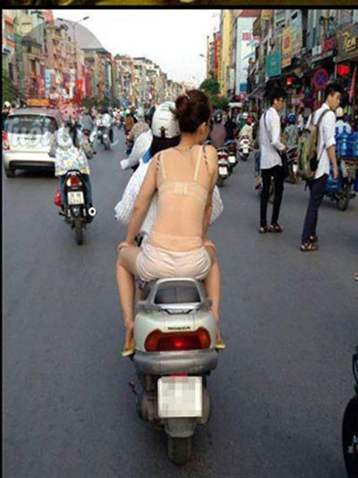 Chưa biết liệu ăn mặc xuyên thấu có làm hội chị em đẹp lên chút nào hay không? nhưng hậu quả nhãn tiền đó là họ phải nhận không ít gạch đá chỉ trích từ CĐM.