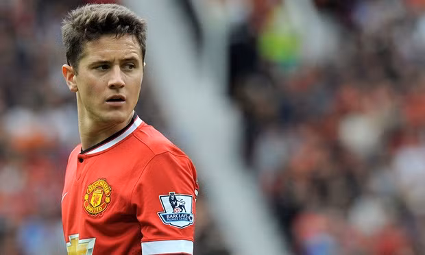 Một ngôi sao dính vận đen khác tại Man United là Ander Herrera. Tiền vệ người Tây Ban Nha về với CLB Man United với hy vọng sẽ kế thừa vị trí của huyền thoại Paul Scholes để lại. Nhưng dưới thời của Van Gaal, ngôi sao này đã đi vào quên lãng.