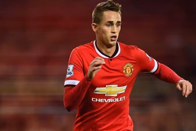 Tỏa sáng rực rỡ khi David Moyes dẫn dắt, thế nhưng trong hoàn cảnh Man United luôn biến động thì số phận của cầu thủ người Bỉ đã lung lay dữ dội. Mùa giải năm nay, việc Januzaj bị đem cho Dortmund mượn khiến các Manucians vô cùng tiếc nuối vì nó có thể làm thui chột tài năng của anh.