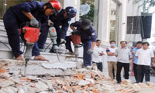 Hay ung ho ong Doan Ngoc Hai thay vi “xet lai”