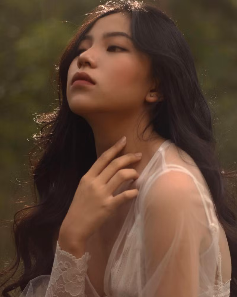 Tên đầy đủ của nữ sinh Đà Lạt vừa có màn dậy thì thành công đó là Hoàng Diệu Thảo Liên (sinh năm 2001), hiện cô nàng đang theo học tại trường THPT Bùi Thị Xuân - TP Đà Lạt.