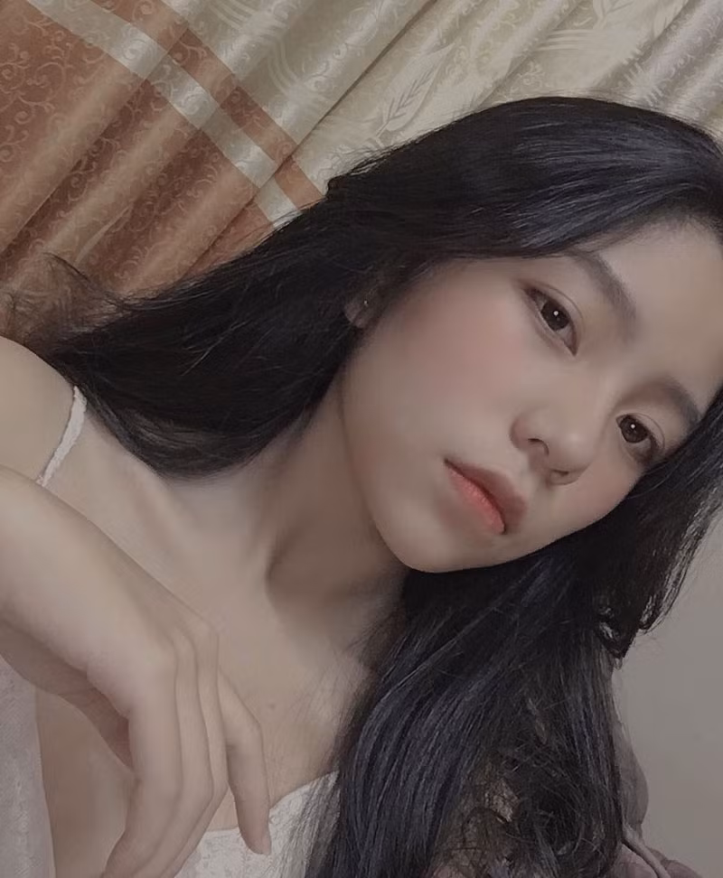 Hồi bé, cô bạn này từng sở hữu ngoại hình đen nhẻm, gầy gò. Mãi đến khi bước vào cấp 3, nhờ biết chăm sóc, sửa soạn hơn cho bản thân, ngoại hình của Thảo Liên đã có nhiều sự thay đổi.