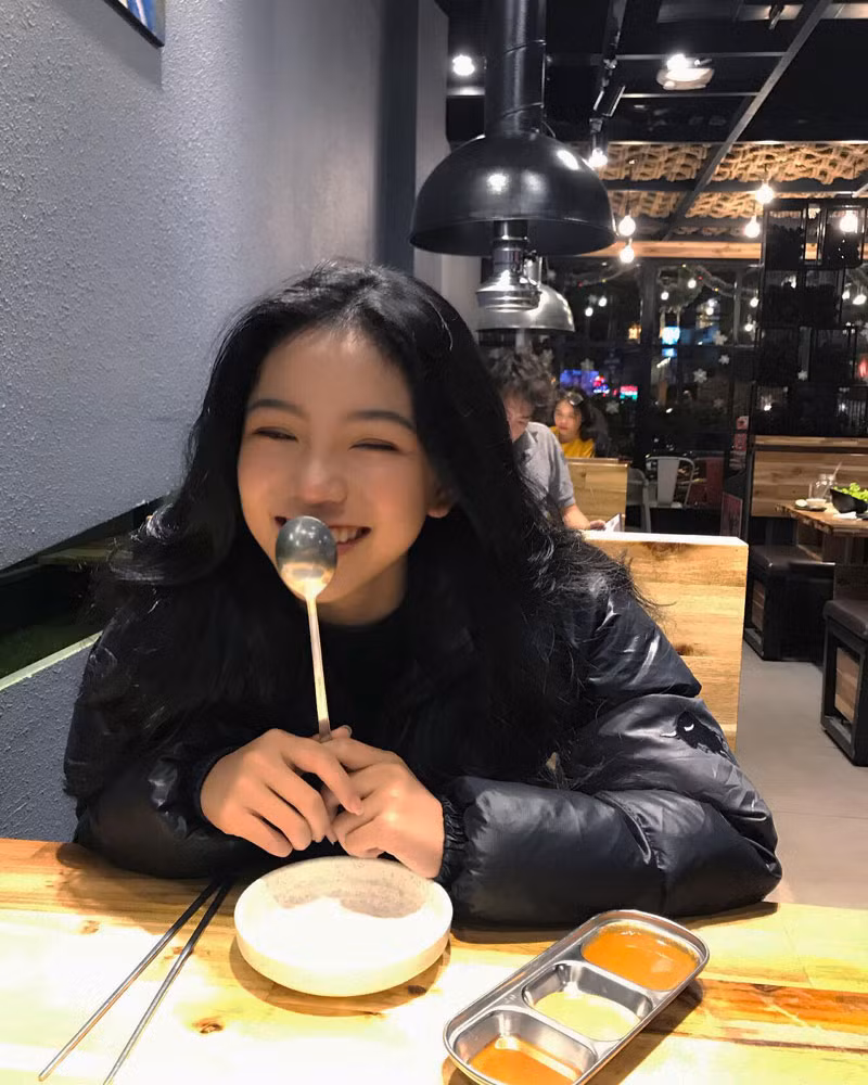 Để có sự thay đổi như ngày nay, Thảo Liên đã niềng răng, trị mụn và không nuôi tóc mái nữa để chọn kiểu tóc dài trông nữ tính hơn.