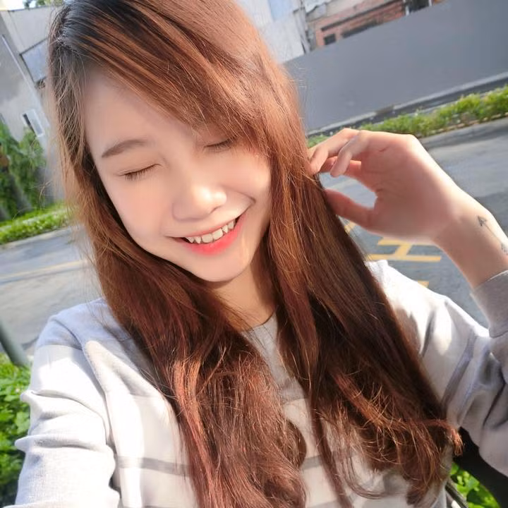 Nói về việc làm Vlog đầu tiên của mình, Thanh Thanh chia sẻ: "Do nhiều lần, mình bị bạn bè chọc ghẹo khiếm khuyết trên cơ thể nên ngẫu hứng đã làm clip, chủ yếu mong muốn mọi người có cái nhìn nhẹ nhàng hơn về khuyết điểm của từng người. Không ngờ những clip đó sau khi đăng tải lại được mọi người đón nhận và hưởng ứng như thế. Mình cảm thấy rất vui và hạnh phúc".