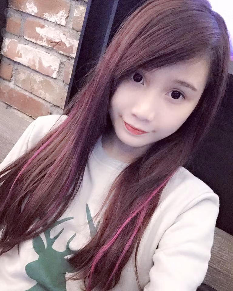 Trong 12 năm ngồi trên ghế nhà trường, Thanh Thanh đều là học sinh khá, giỏi của lớp. Đặc biệt, cô gái 9X xinh đẹp này từng đạt học sinh giỏi môn Ngữ văn cấp Thành phố vào năm học cấp 3.