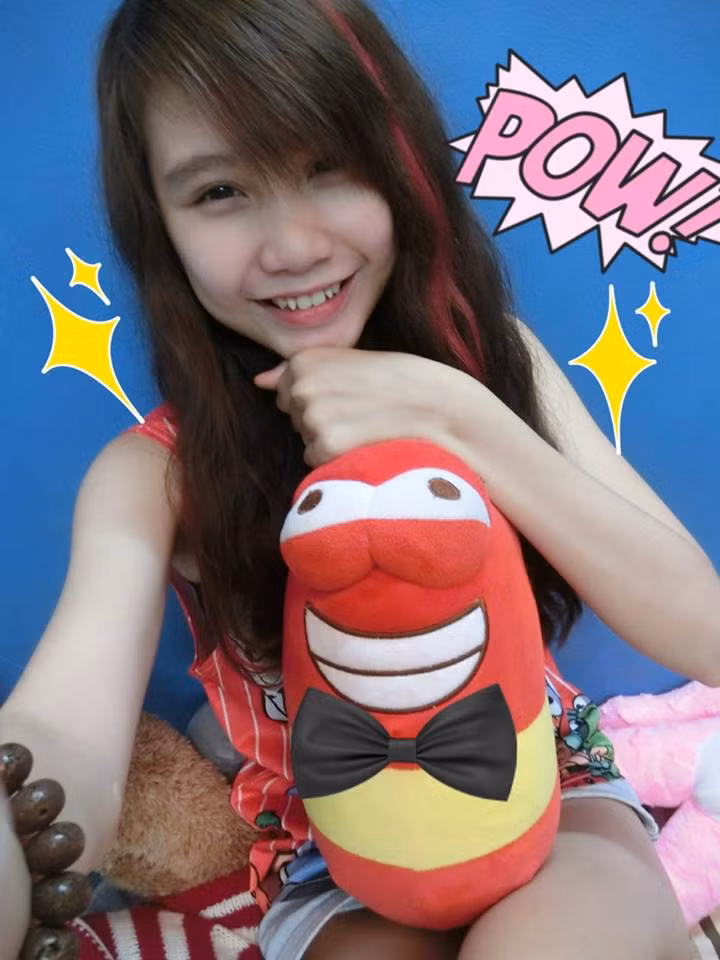 Mặc dù mới chỉ bắt đầu nói Vlog từ cuối tháng 6 nhưng cô nàng 9X đã có hơn 40 Vlog. Các Vlog đều thu hút hàng trăm ngàn lượt xem cùng hàng trăm lượt chia sẻ của các bạn trẻ trên mạng xã hội.