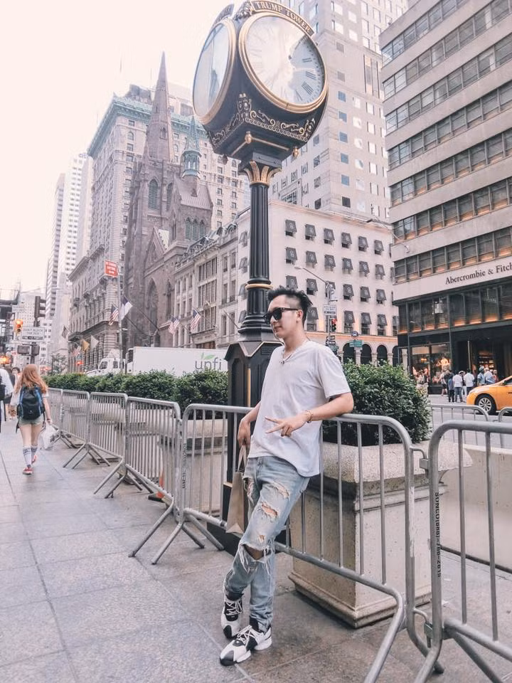 Cũng chính vì có những ngày tháng sinh sống tại Mỹ nên có lẽ anh chàng rất thông thuộc đường xá cũng như những địa điểm ăn chơi ở đây. Ngoài ra, thông qua những bức ảnh người này thường xuyên đăng tải lên Facebook, ai cũng có thể đoán được anh chàng có gia thế “không phải dạng vừa”.