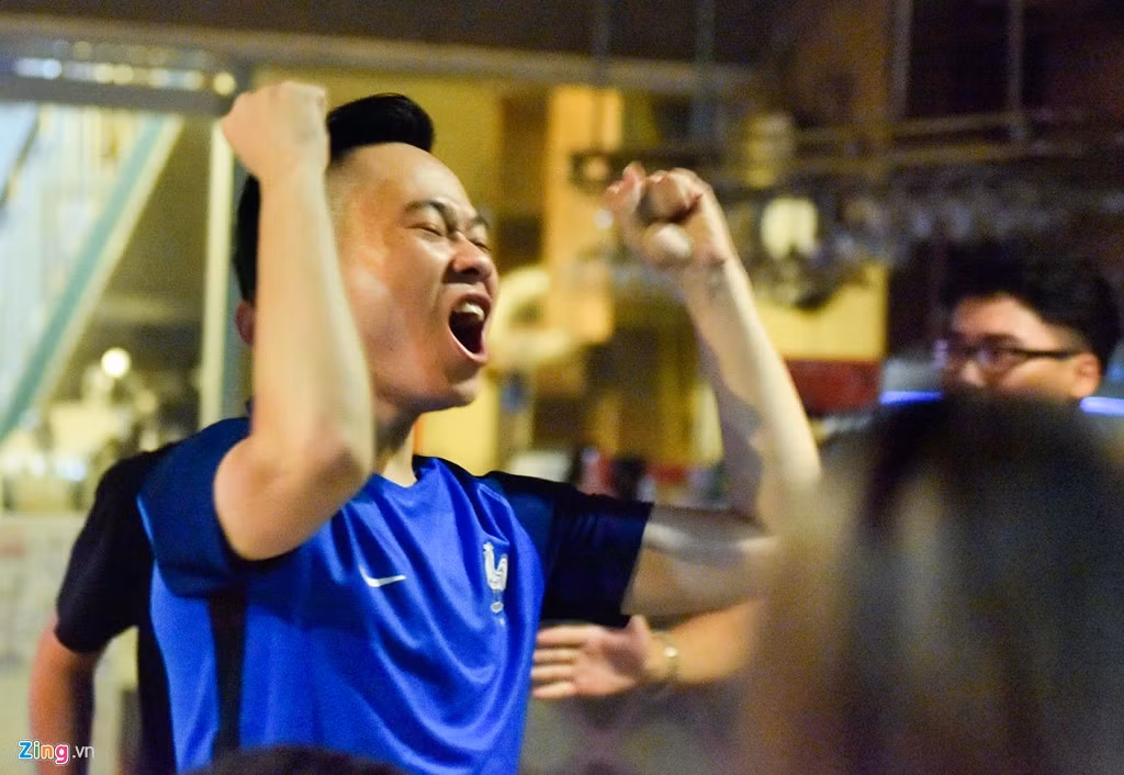 Phút 89, các CĐV của đội bóng áo lam vỡ òa sung sướng sau khi Payet ghi bàn nâng tỷ số chung cuộc thành 2-1. Một chiến thắng nhẹ nhàng cho đội bóng nước chủ nhà.