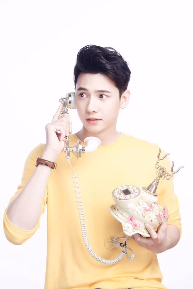 Tin vui cho các bạn nữ hâm mộ anh chàng này là hiện tại Lâm vẫn còn độc thân vui tính và cơ hội chia đều cho rất các "hội chị em bạn dì". Ảnh sử dụng trong bài: FBNV