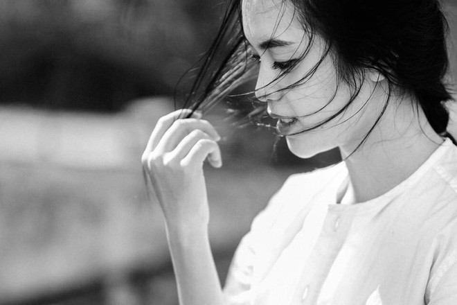 Tấm ảnh sau khi được chia sẻ trên MXH đã được các fanpage lấy về minh họa cho các bài đăng. Nhiều người chẳng biết cô bạn là ai nhưng vì thấy xinh đẹp nên đã lưu ảnh về làm hình nền từ điện thoại đến màn hình laptop.