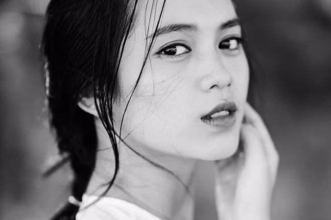 Thùy Linh tình cờ được bạn bè chụp cho 1 tấm ảnh rất xinh đẹp. Bức ảnh trắng đen làm nổi bật lên khuôn mặt hài hòa với những đường nét rất sắc xảo và cả thần thái siêu cuốn hút của cô bạn.