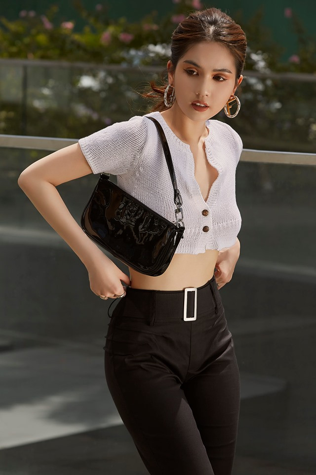 Những bức hình khoe vòng eo con kiến và vòng 1 nở nang của Ngọc Trinh thu hút sự chú ý của CĐM.