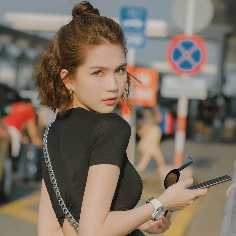 Trên MXH nhiều dân mạng tếu táo đùa nhau rằng: "Nếu muốn ngắm ảnh bikini đẹp cần gì đi đâu cứ vào trang cá nhân của Ngọc Trinh có đủ cả".