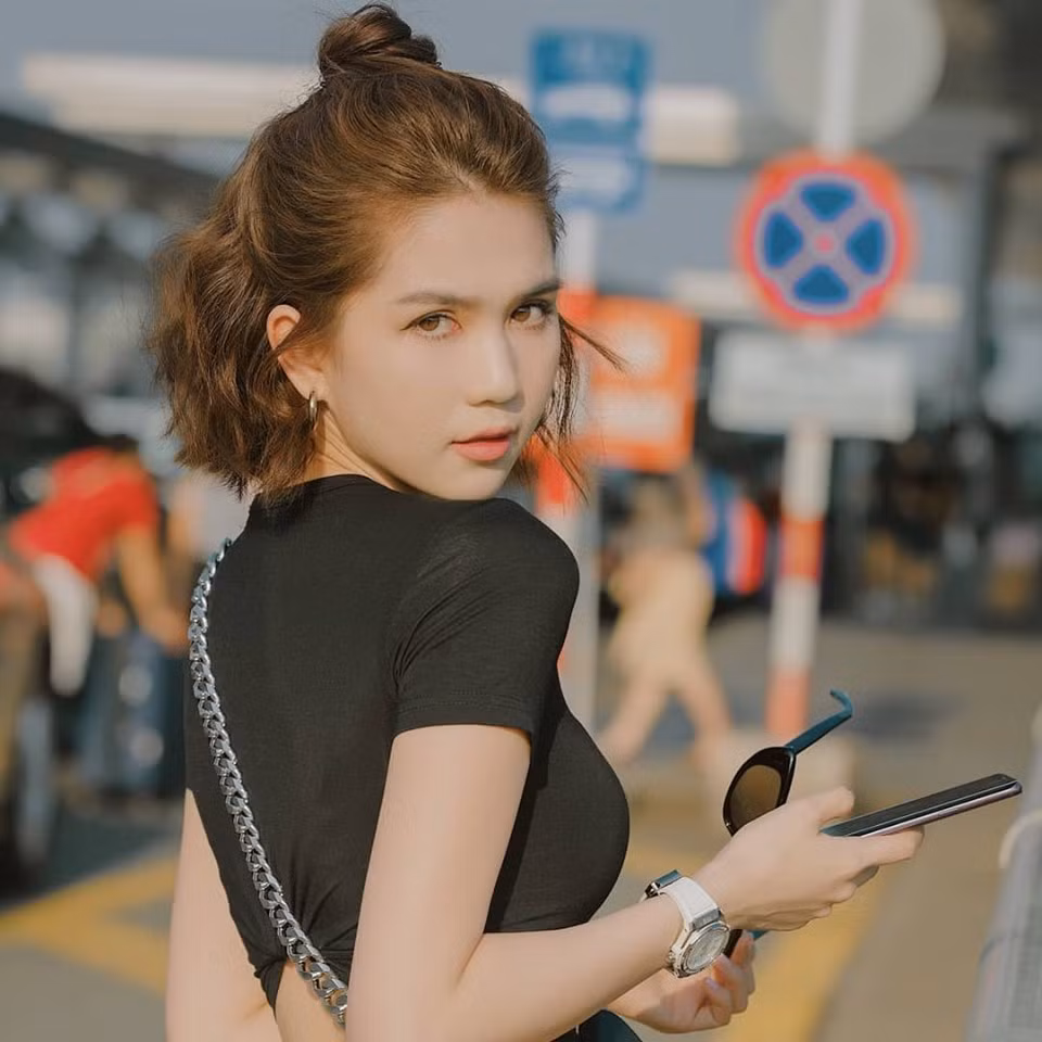 Trên MXH nhiều dân mạng tếu táo đùa nhau rằng: "Nếu muốn ngắm ảnh bikini đẹp cần gì đi đâu cứ vào trang cá nhân của Ngọc Trinh có đủ cả".