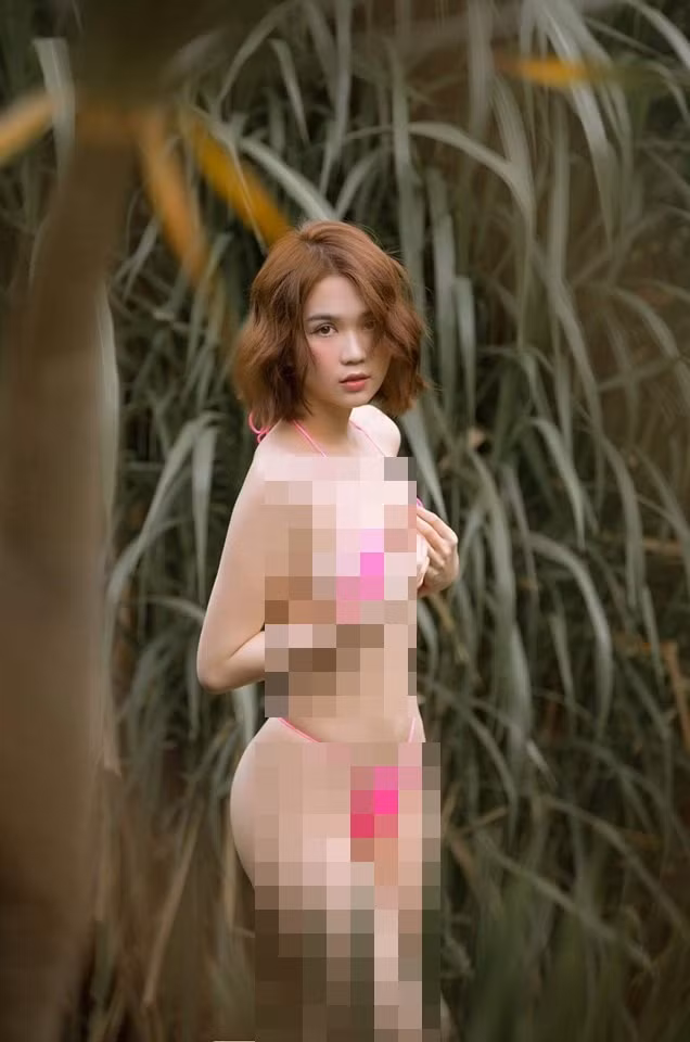 Mới đây, Nữ hoàng nội y Ngọc Trinh bất ngờ "đốt mắt" fan bằng những hình ảnh mặc bikini bé xíu trong tư thế hờ hững.