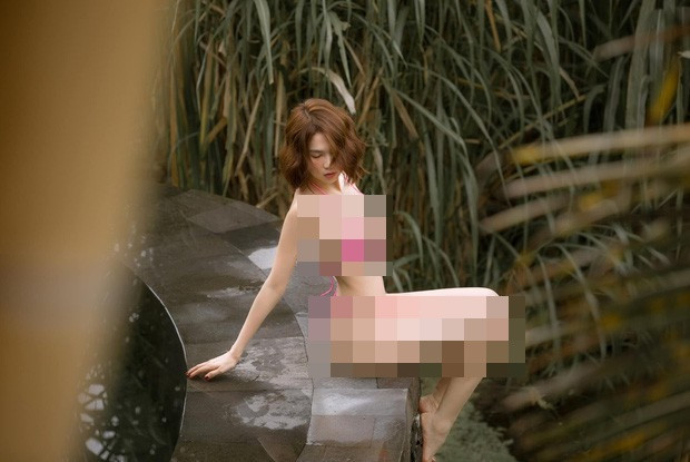 Tuy nhiên, bên cạnh những lời khen ngợi về vóc dáng nuột nà, gợi cảm thì một số người chỉ trích và mỉa mai Ngọc Trinh đã sử dụng photoshop để tút tát lại nhan sắc.