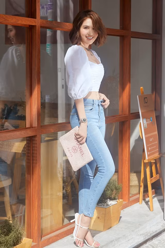 Cụ thể, Ngọc Trinh thách thức: "Mời các thánh nói hình tôi photoshop nè!".