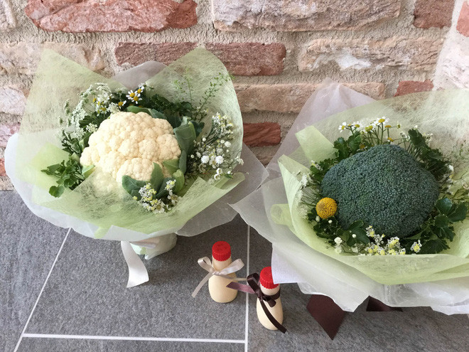 Bên dưới phần bình luận có rất đông cư dân mạng bày tỏ cảm xúc của mình bái phục trước sự sáng tạo độc đáo của anh chàng Trung Quốc và cho rằng anh chàng này quá thông minh, khá thực tế trong món quá của mình.