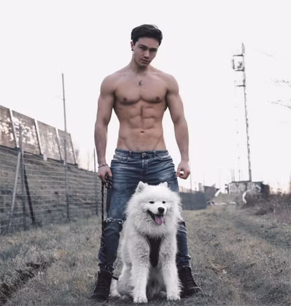 Đã đẹp rồi còn yêu chó thì cô gái nào có thể cưỡng lại sức quyến rũ của anh chàng sinh năm 1996 người Pháp - Enzo Carini.