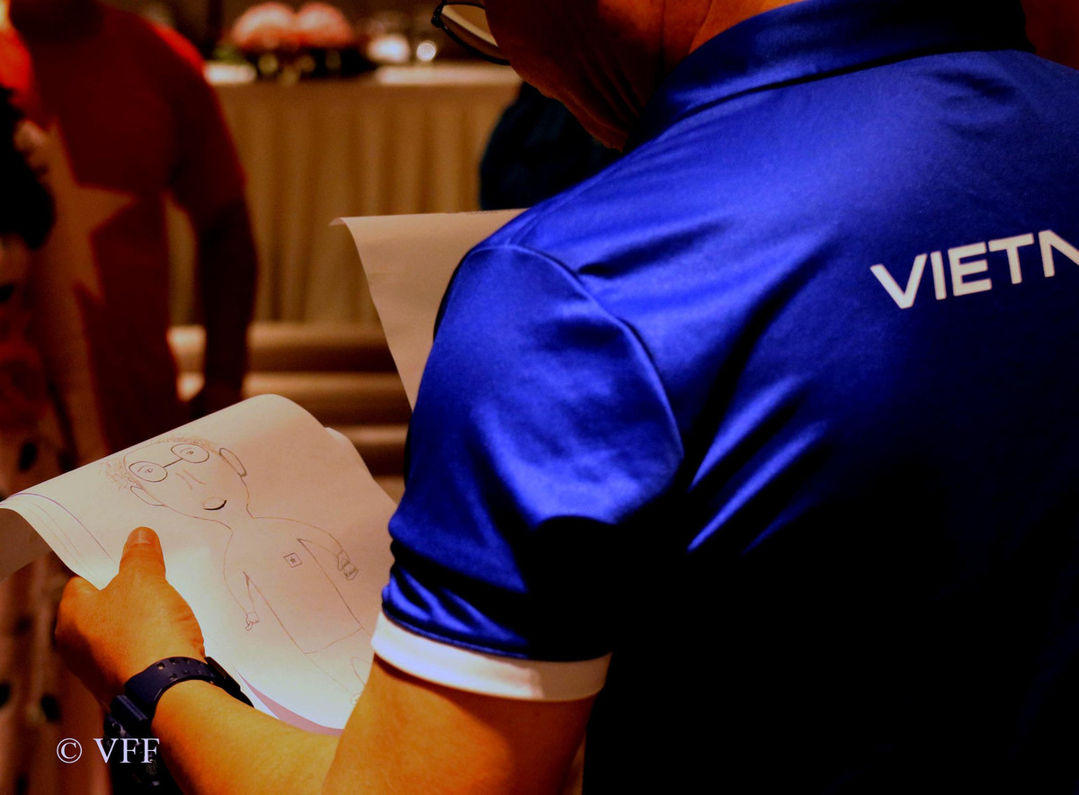 Tuy chỉ là những nét bút đơn giản nhưng nó là tấm chân tình của các cầu thủ trẻ của bóng đá Việt Nam đang làm nhiệm vụ tại AFF Cup gửi đến người thầy đáng kính của mình.