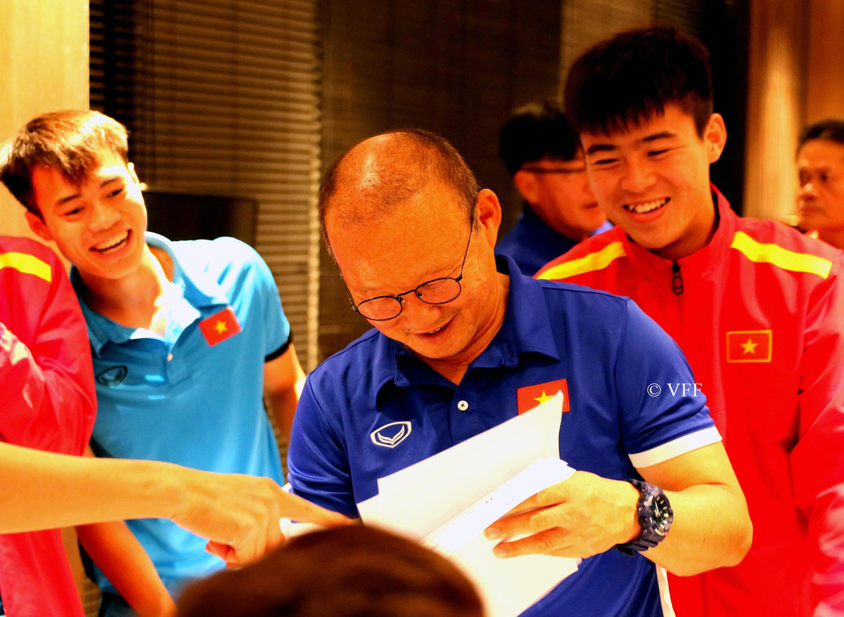 HLV Park Hang-seo thích thú khi đi đoán xem ai đã vẽ chân dung mình.