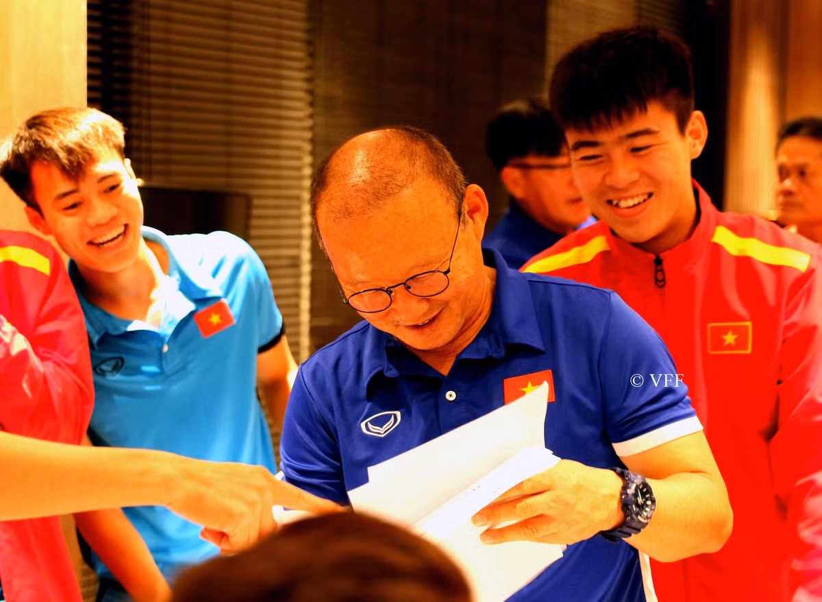 HLV Park Hang-seo thích thú khi đi đoán xem ai đã vẽ chân dung mình.