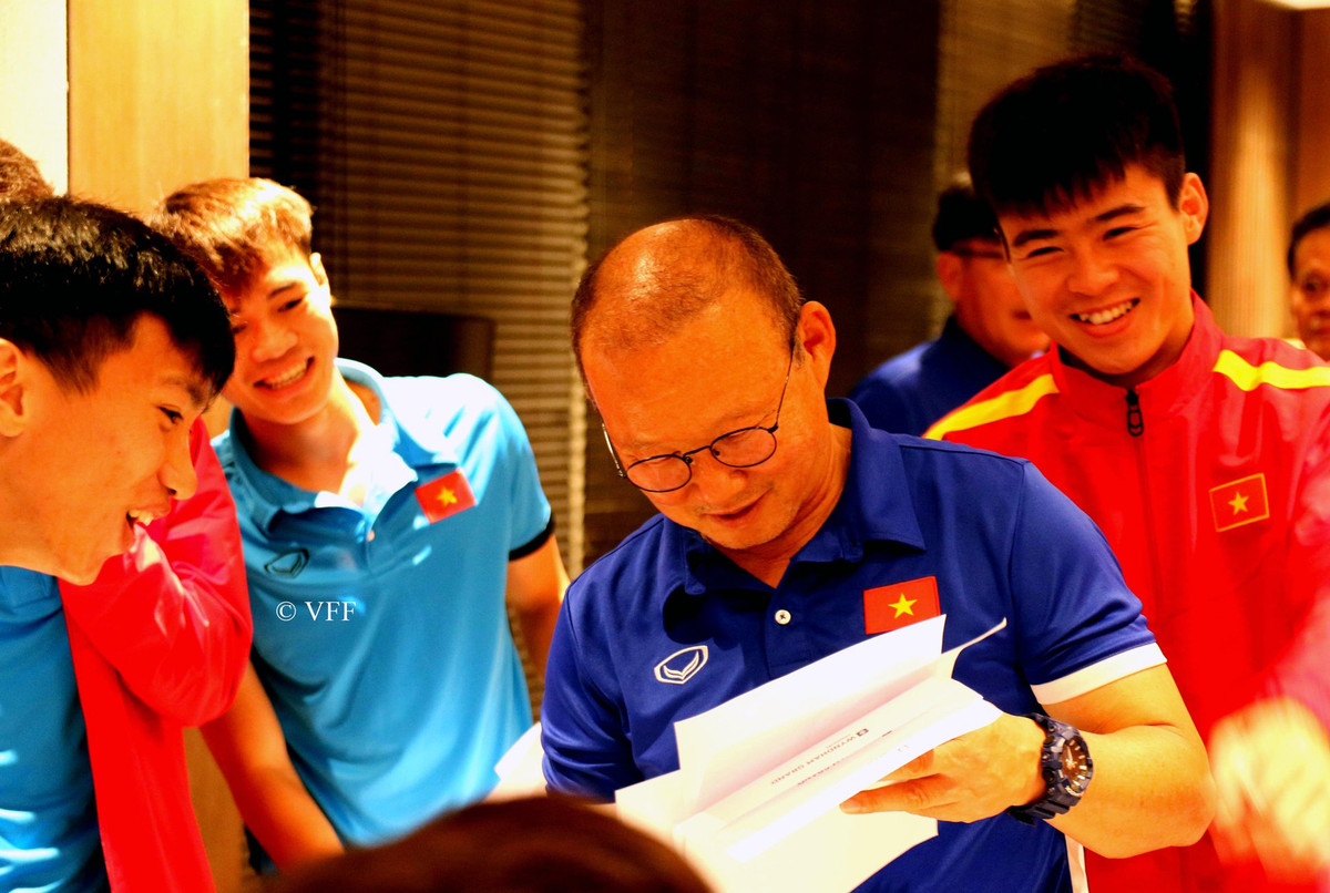 Xoay quanh món quà ý nghĩa nhân ngày 20/11 này rất nhiều nụ cười đã được các học trò HLV Park Hang-seo tạo ra và mang đến không khí vô cùng vui vẻ cho buổi họp.