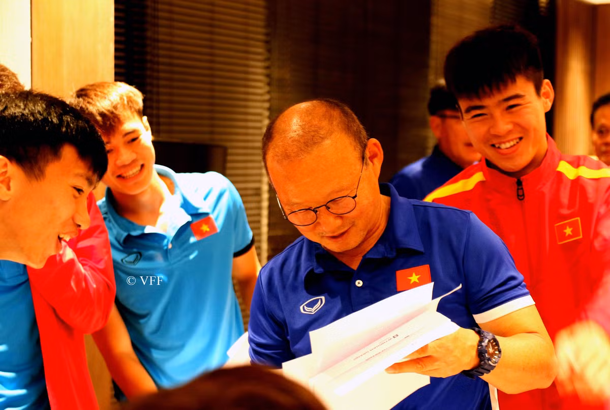 Xoay quanh món quà ý nghĩa nhân ngày 20/11 này rất nhiều nụ cười đã được các học trò HLV Park Hang-seo tạo ra và mang đến không khí vô cùng vui vẻ cho buổi họp.