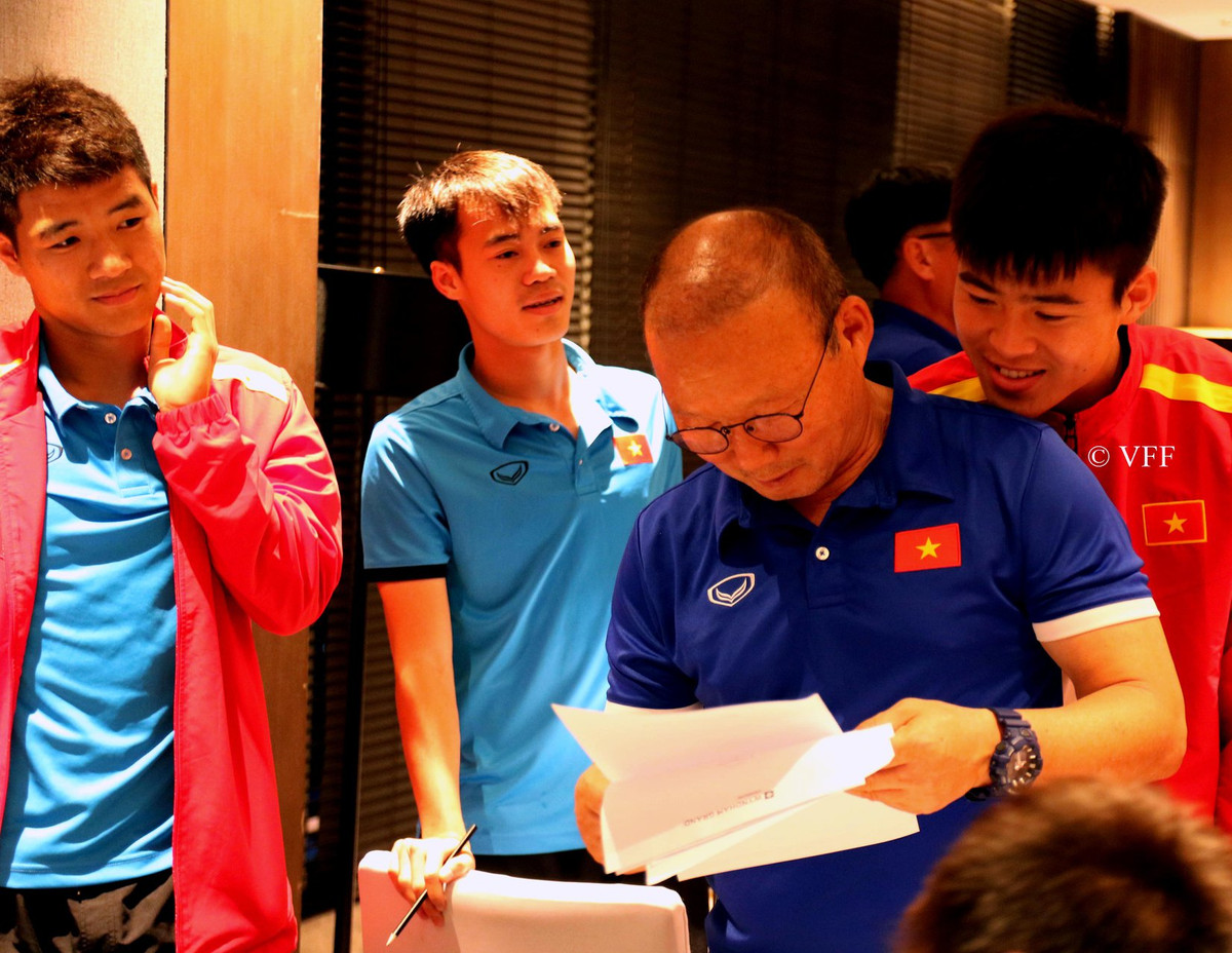 Mới đây, nhân ngày nhà giáo Việt Nam 20/11, các tuyển thủ của đội tuyển Việt Nam đã gửi tặng đến người thầy Hàn Quốc của mình là HLV Park Hang-seo những món quà vô cùng dễ thương.