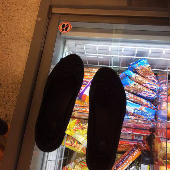 Cấm đứng lên thôi chứ có cấm để giày lên đâu.