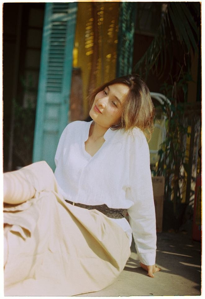 Hạnh cho biết thêm đó cũng là lần đầu tiên cô nàng đi cafe với mẹ. Bình thường khi nhìn các gia đình khác có bố mẹ con cái đi uống nước nói chuyện là cô thèm lắm nhưng đành bấm bụng vì biết bố mẹ mình quá bận rộn không có thời gian.