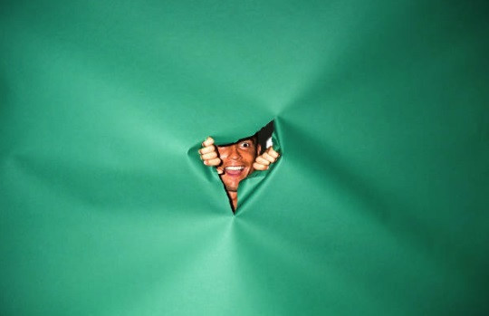 Trong đội hình ĐT Bồ Đào Nha, Cristiano Ronaldo luôn là cái tên gây sự chú ý nhiều nhất và ở World Cup lần này cũng vậy. Anh là cầu thủ duy nhất của "A Selecao" chụp hình theo concept xé màn và bước ra đầy bất ngờ.