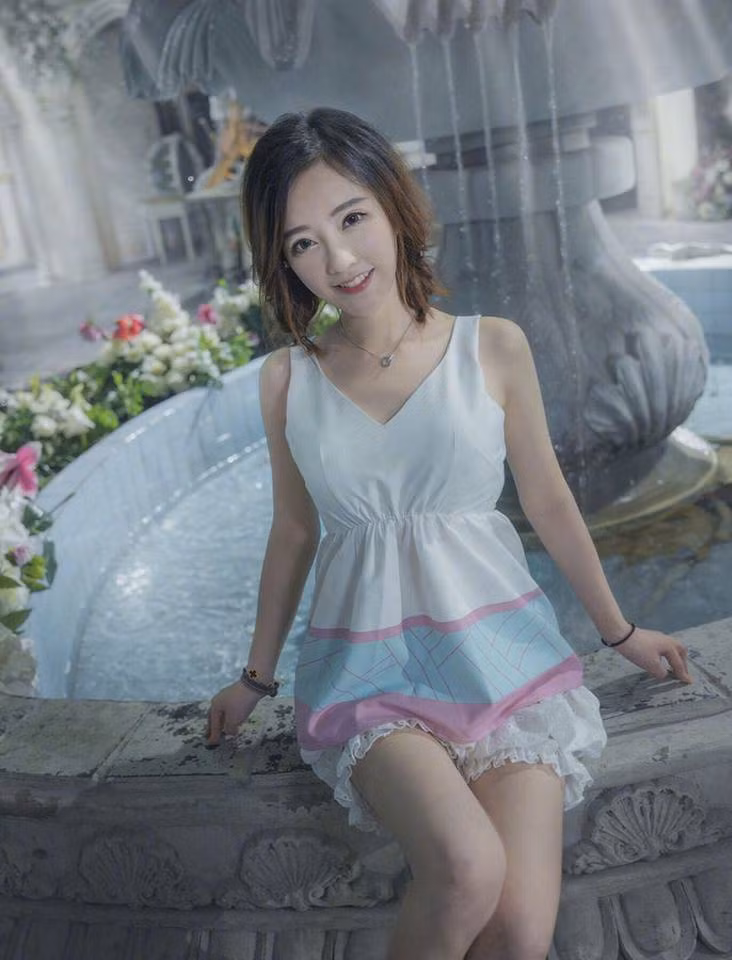 Cũng có người bình luận thêm về nhan sắc của nữ streamer 9X Trung Quốc này rằng, không chỉ có góc nghiêng hoàn hảo không tì vết mà ngay cả khi quay mặt lại cô nàng cũng khiến anh em điêu đứng.