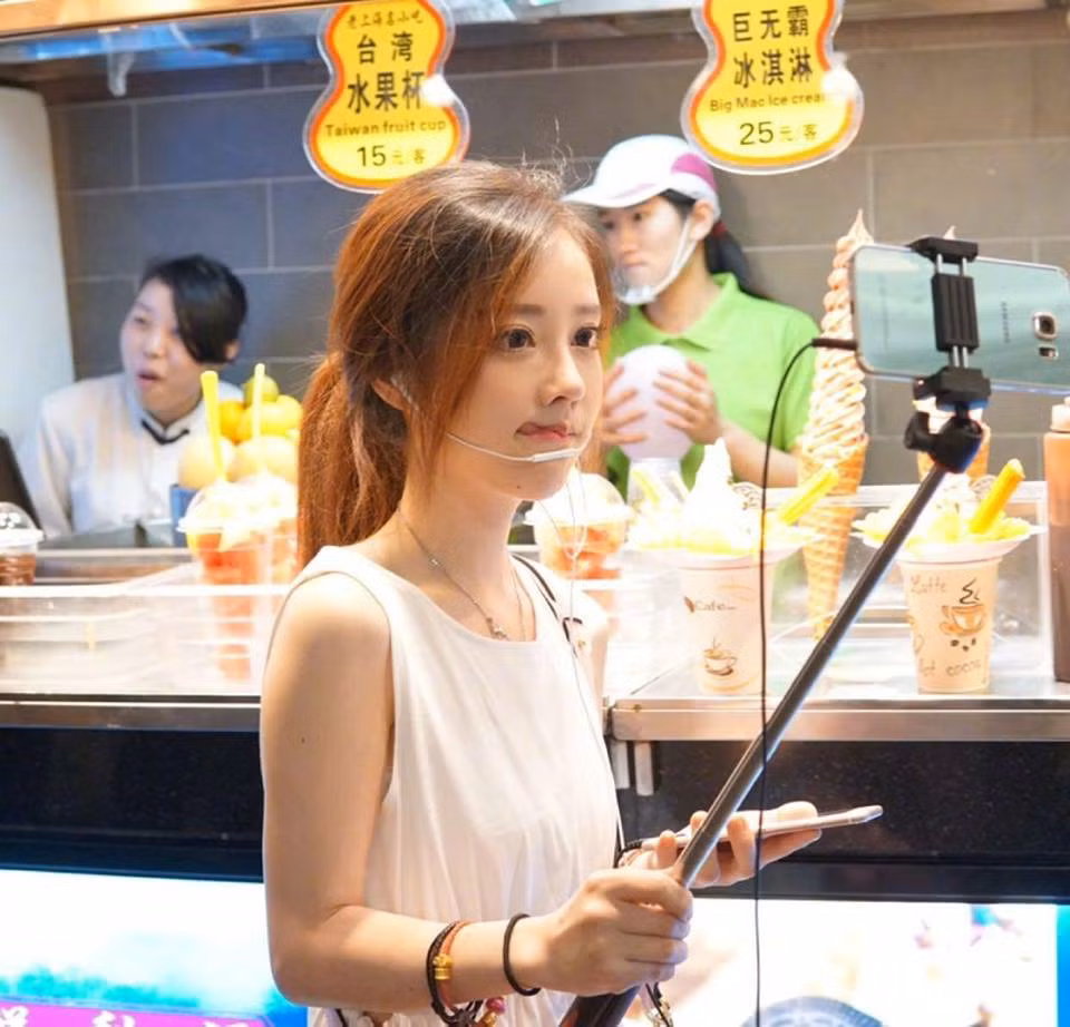 Nu streamer co "goc nghieng than thanh" hop hon trai tre