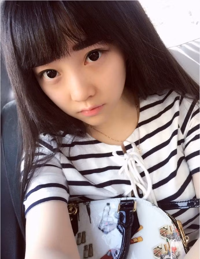 Không cần trang điểm quá nhiều, chỉ riêng khuôn mặt V-line và đôi mắt to tròn của Á Nam cũng đủ sức lôi cuốn sự chú ý của đông đảo người theo dõi.